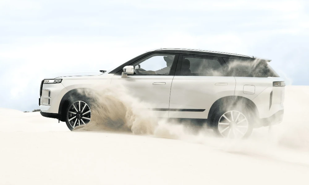 لوکانو L7 PHEV در شن
